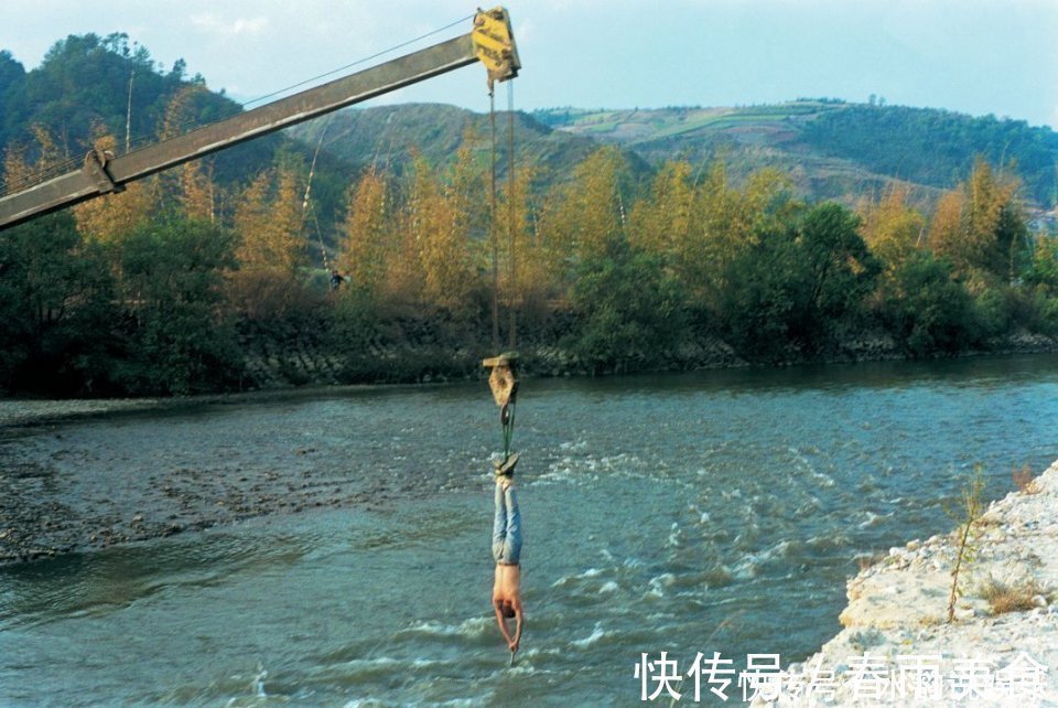 宣州谢朓楼饯别校书叔云@小伙取下自己的肋骨做成项圈,把自己封进水泥里,他的人生太疯狂