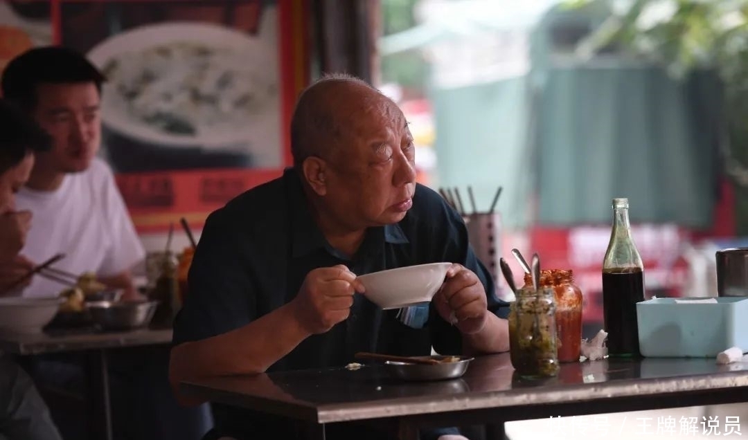 一对古稀老人守着一个小吃摊子,养活四代人,还留住了一条街