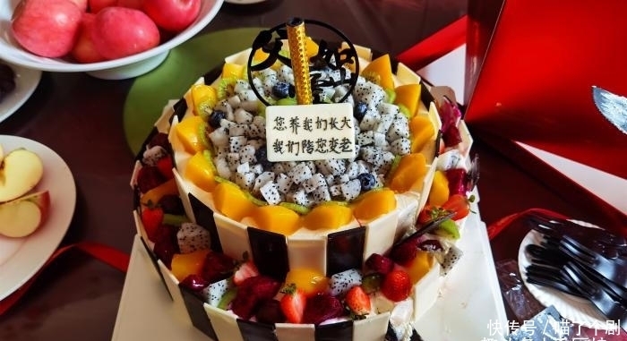 朋友圈|父亲过寿,5个闺女来祝寿,一桌饭菜在朋友圈火了,网友:真有福