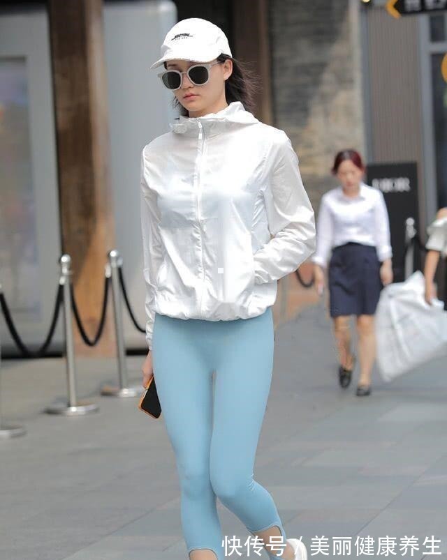 蕾丝 黑色露肩长袖搭配破洞打底裤,暗黑风格,看起来神秘又性感!