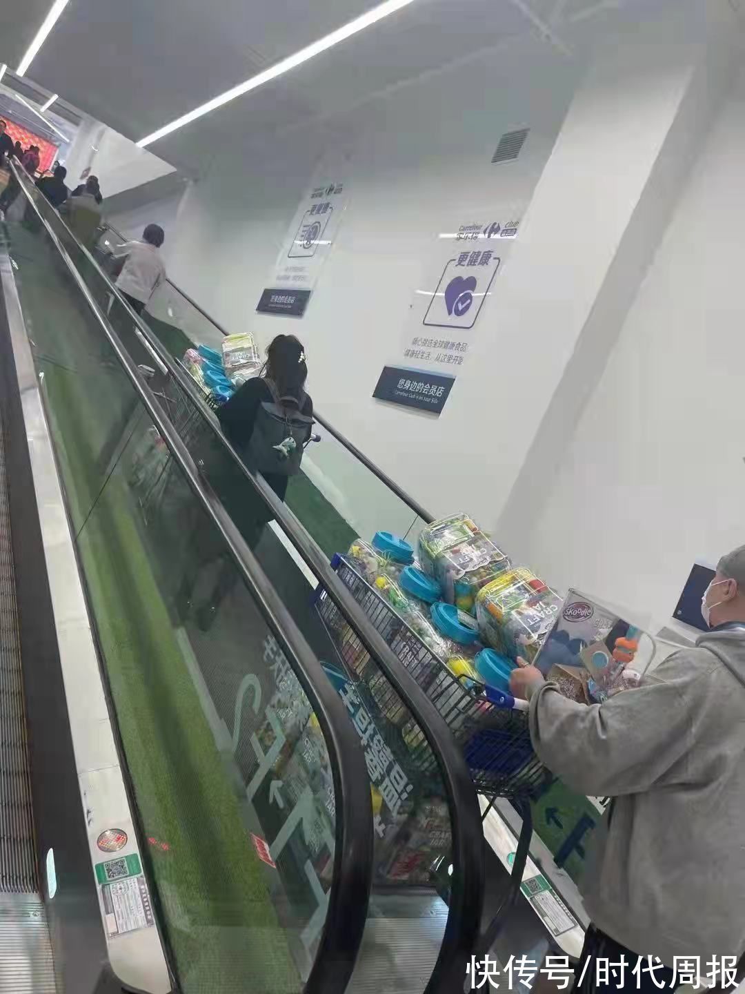 开业|顶风作案？家乐福怒曝被“二选一”潜规则：会员店首日开业部分货架被搬空