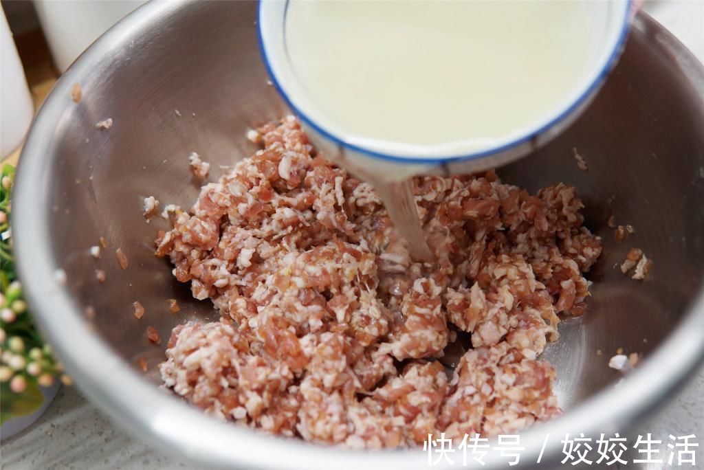 炸肉丸子时,切记“2用2不用”,丸子酥香松软,久放也不变硬
