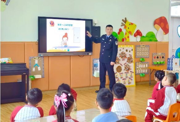 法治|济南千所中小学同上一堂宪法课 百万学生共读宪法“大书”