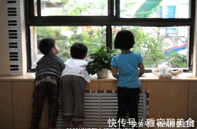 小别离|孩子耍赖不去幼儿园，奶奶“夹”着他走，果然姜还是老的辣！