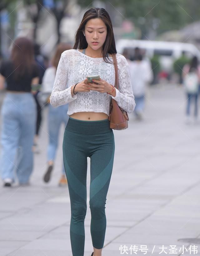 小姐姐 美女街拍:一位运动风的美女,身材健美、活力十足