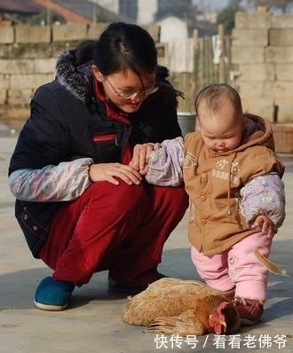 儿子|母亲在家给儿子拍照,看到儿子身后的画面,尖叫起来