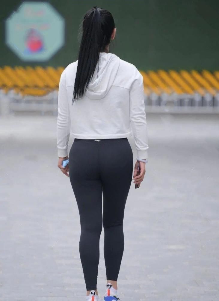 时髦|有见过破洞打底裤吗以时髦的款式,点燃了女孩们的激情