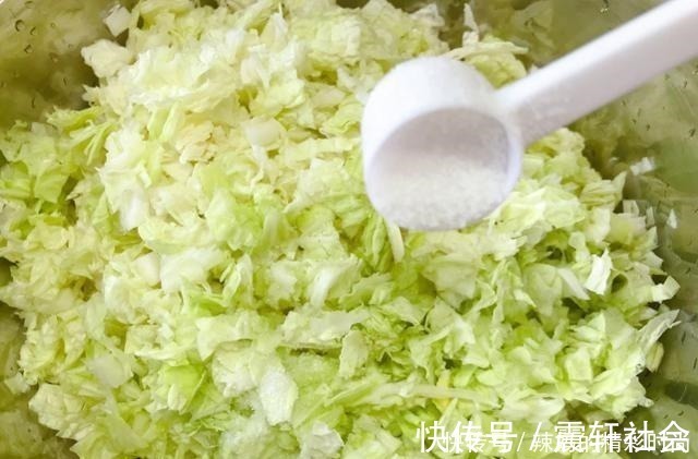 调白菜馅,千万别剁碎直接拌馅!多做1步,紧实不出水,鲜嫩多汁