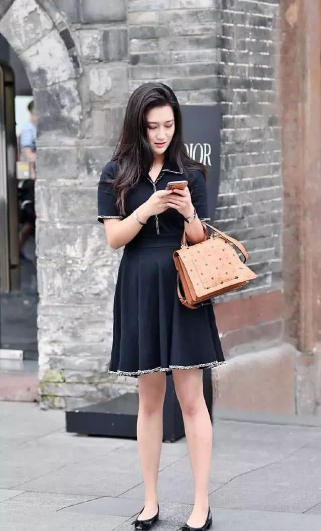 气质减龄又很显身姿，连衣裙简洁唯美，绽放美女不一般的魅力