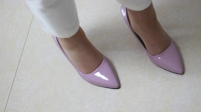 性感都市女神,穿职业装就爱配粉色高跟鞋,太美了