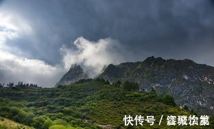 千山万里$将军睡千年:将军的战袍由山川而制,足够凝重庄严