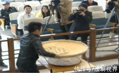 2016年，浙江两男子对质谁才是模仿者，在法庭上表演甩饼