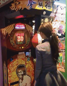 |搞笑GIF：女孩出门一定要注意 别被人偷走东西了都不知道