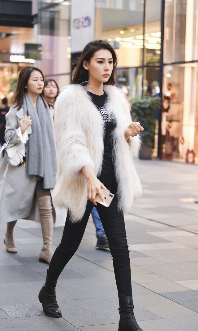 紧身|街拍玲珑饱满的紧身打底裤美女，时尚不乏稳重