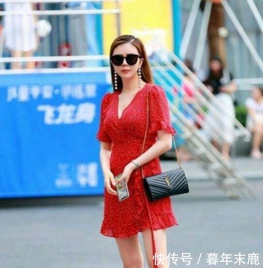 性感|时尚街拍:白色露肩吊带搭配紧身牛仔短裤,尽显性感迷人长腿!