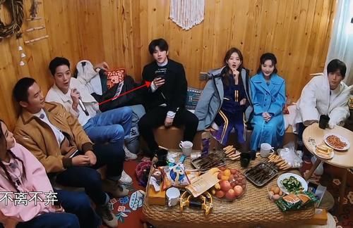 蔡徐坤唱歌时对手机傻笑,看到屏幕上的内容后,网友:要塌房了?