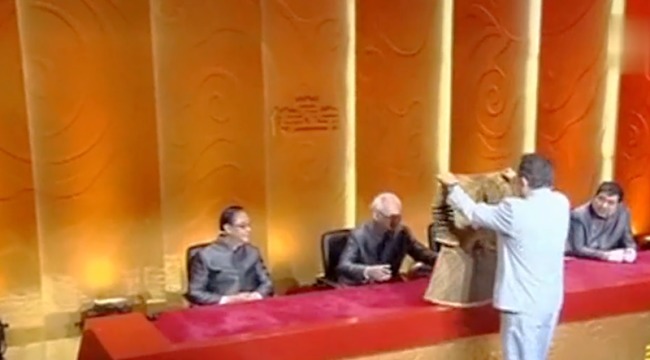 小伙清理母亲遗物时发现一件龙袍,专家:祖上可曾击败过皇帝?