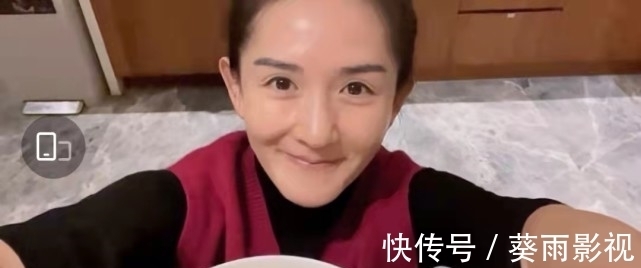 谢娜录制秋葵蒸蛋教程,将秋葵切成星星形状,自叹小宝宝每次都能吃光光