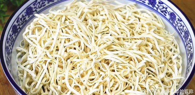 河南蒸面条好吃有窍门，详细步骤教给你，好看又好吃，太香了