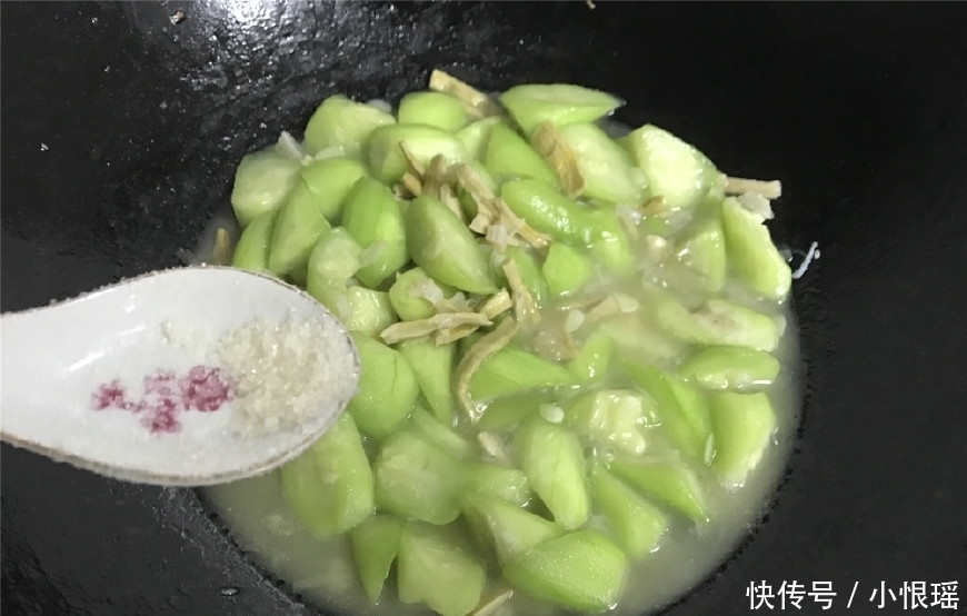 吃光|简单快手的家常菜,10分钟端上桌,炒时加两物,鲜美到汤都吃光