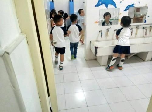 宝妈|幼儿园的厕所照片被老师误发到家长群，宝妈看后不淡定：给个说法