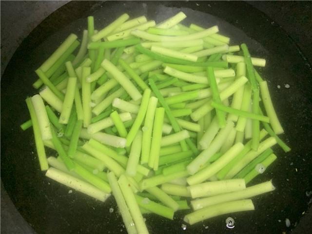 家常美食蒜苔炒肉,炒蒜苔也有窍门,少了这一步蒜苔不会香