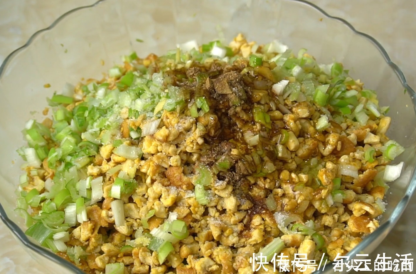 发面|白菜这样吃真过瘾，不发面不烫面，一折一卷就搞定，比包子还好吃