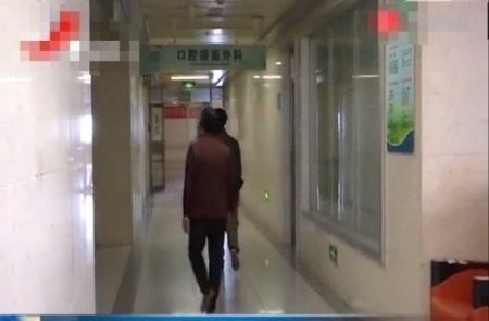 面部|老太面部疼痛难忍，医生取出50多条蛆虫，原因使医生愤怒