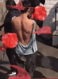 |搞笑GIF:二货,很疼吧,方向弄反了啊