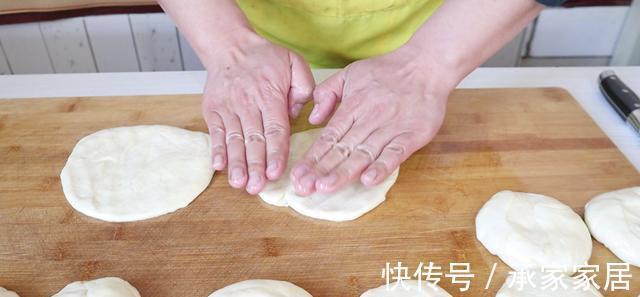 配方|我家祖传三代做油饼配方，好吃又松软，放半个月都不硬，太香了