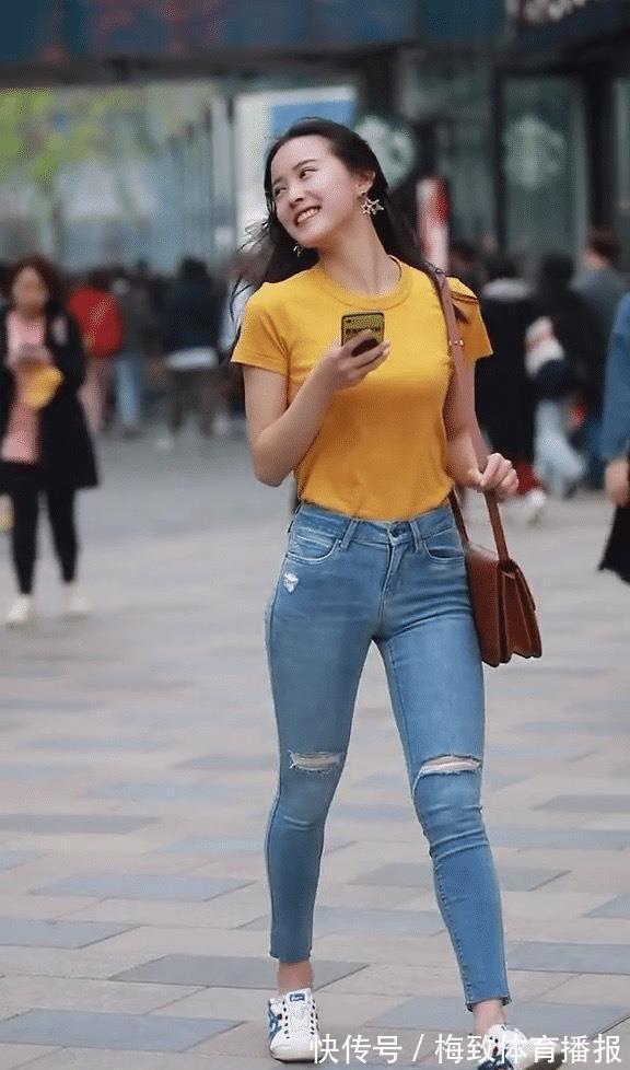 姜黄色 黄色T恤搭配紧身牛仔裤,甜美可爱少女感满满,笑容太迷人了!