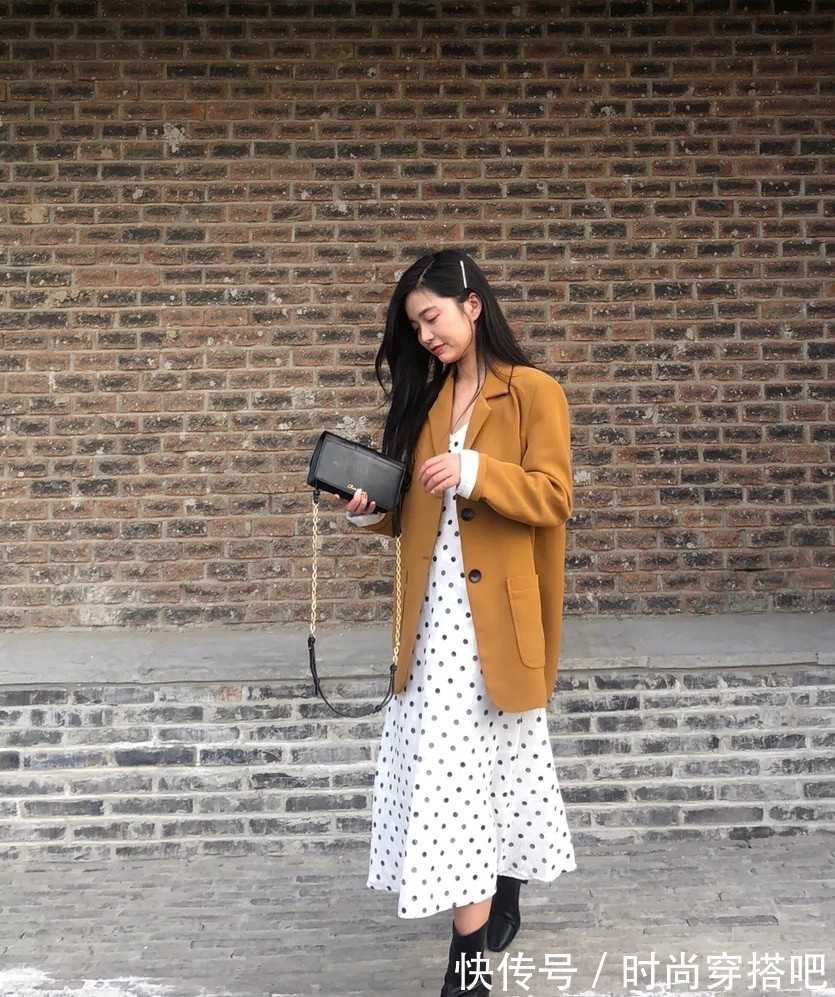 时髦 穿腻了极简风、基础款,春天换成“波点元素”时髦搭配,元气减龄