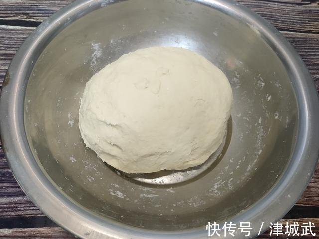 做烙饼，开水烫面还是凉水和面？都不对，教你正确做法，柔软好吃