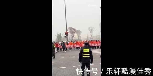 球迷|热情高涨!泰山海港两队球迷场外PK,海港球迷口号让人意外