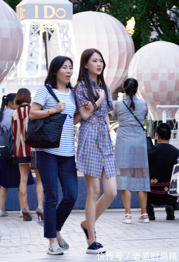 街拍|时尚街拍,仙气十足的长裙,彰显时尚的魅力!