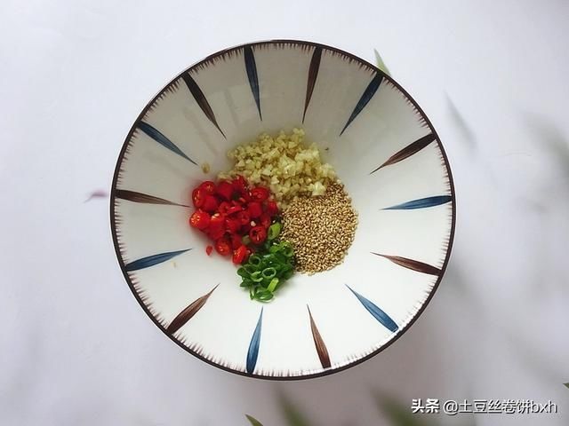 眯眯眼|晚餐的一碗面火了,酸爽开胃吃不胖,香到眯眯眼,网友:明天安排