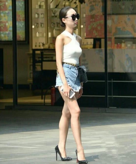 身姿|美女一身清凉穿搭非常好看，给人的感觉就是光鲜靓丽，尽显曼妙身姿