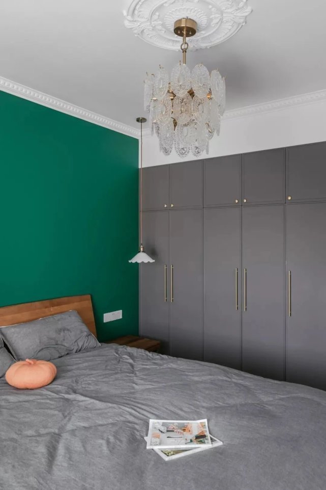 文艺复古风|98㎡文艺复古风,大胆跳色+通铺人字拼地板,感受一整屋的浪漫