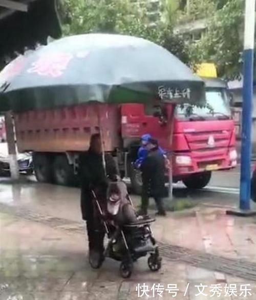 老年人|爷爷自制“豪华婴儿车”,上街引路人强势围观,网友:求批量生产