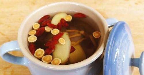 美容养颜|常用黄芪泡水喝，除了能补气提神，这两个好处让人爱不释手