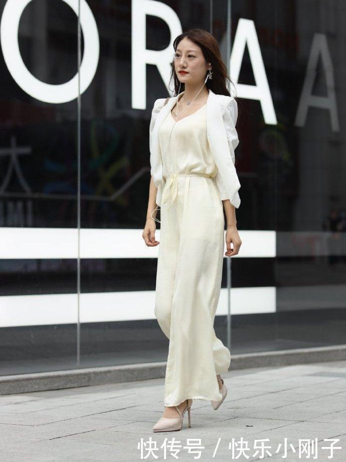 白色西装内搭雪纺连体裤,轻松的塑造仙女形象,凸显端庄优美形象