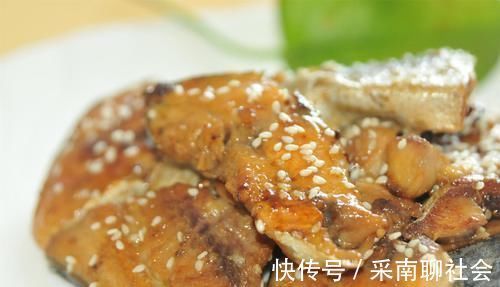 煎鱼|不管煎什么鱼，都别急着下锅，油分2次倒，鱼皮不再粘锅