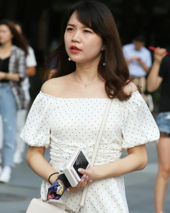 街拍气质高雅的小姐姐,一件吊带背心配开叉裤,时尚女神魅力范