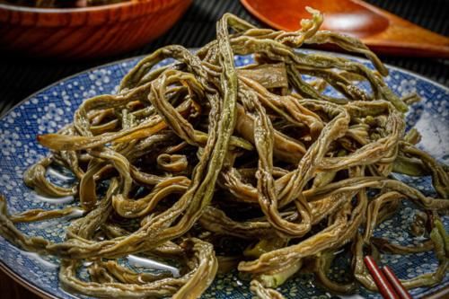 豆角|7月,此菜再不吃就老了,晒干后保存起来,冬天拿来炖肉吃太香了