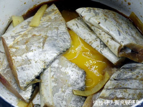  煎鱼|煎鱼时，有人抹姜汁，有人拍面粉，都不对！厨师长教你正确做法