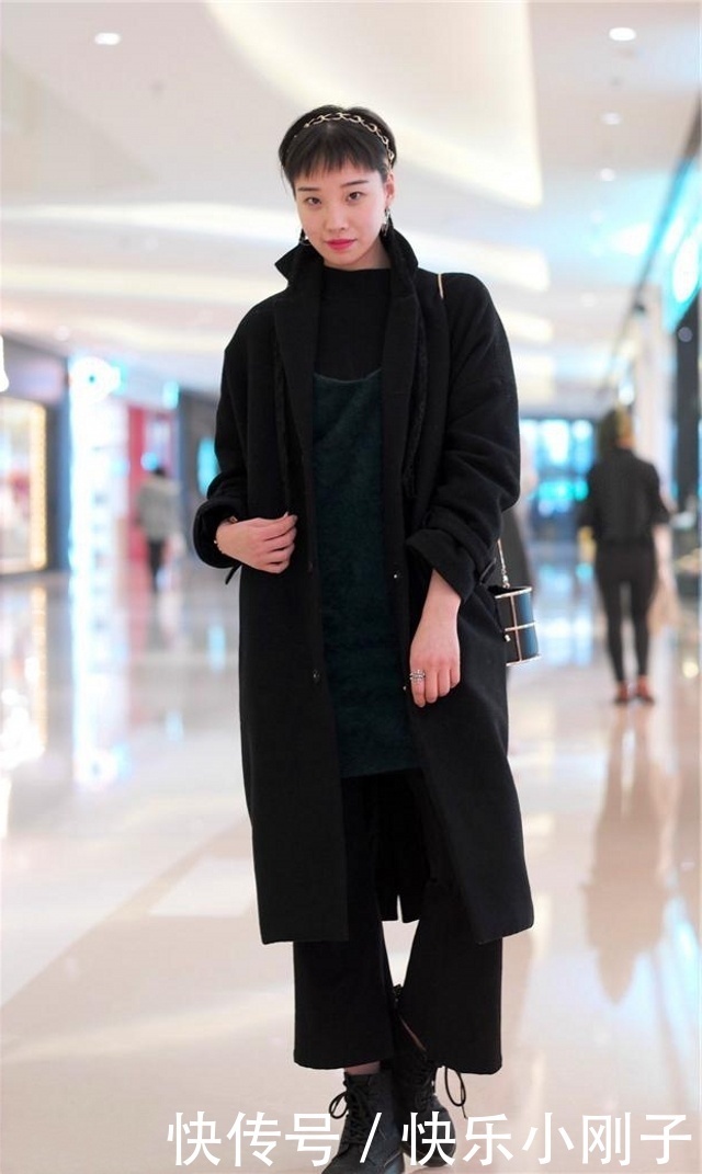 时尚穿搭,美女衣服还带有小露香肩的设计,方便又时尚