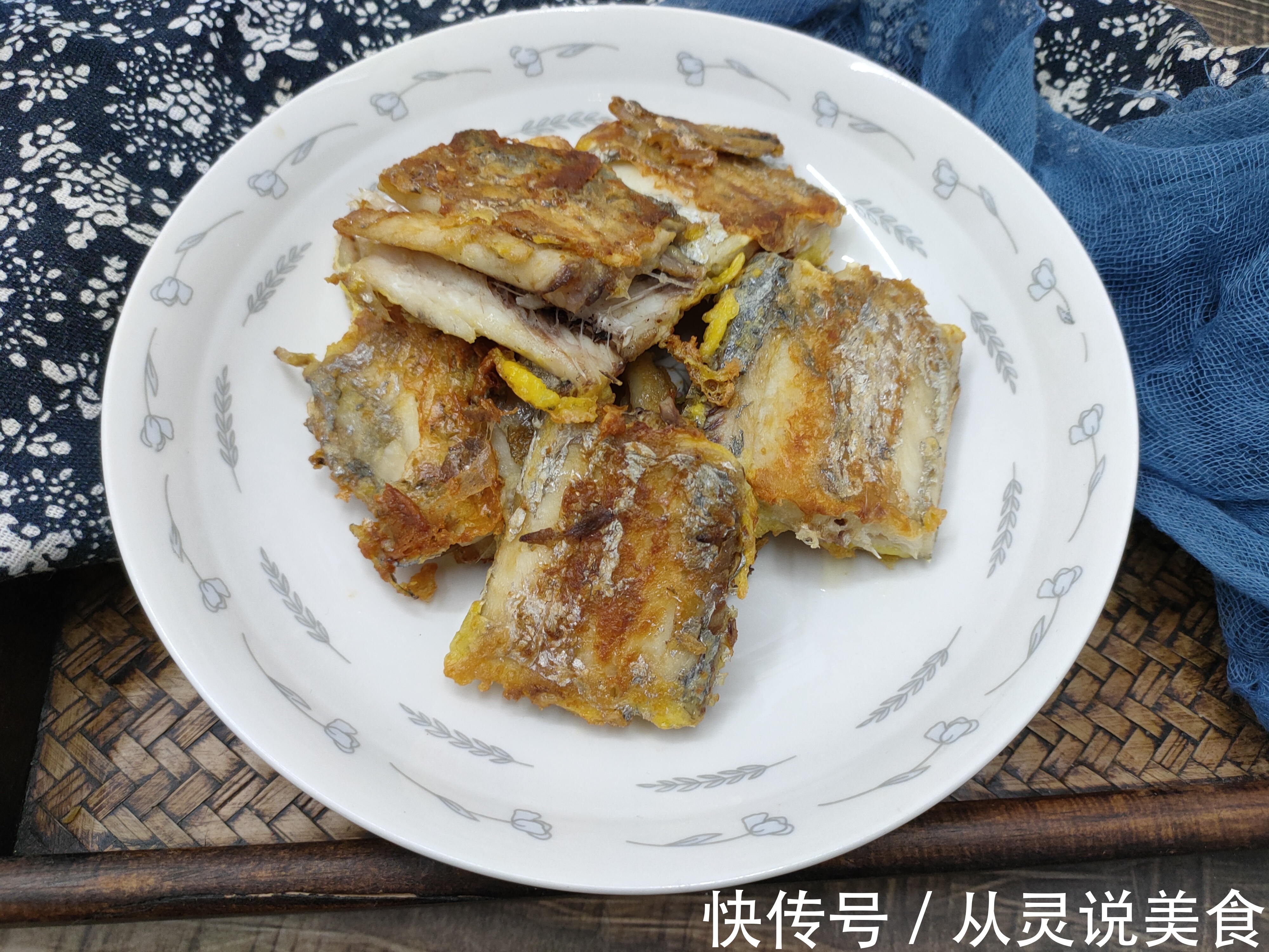 煎带鱼时，别再放面粉了，教你多加2味，带鱼外酥里嫩