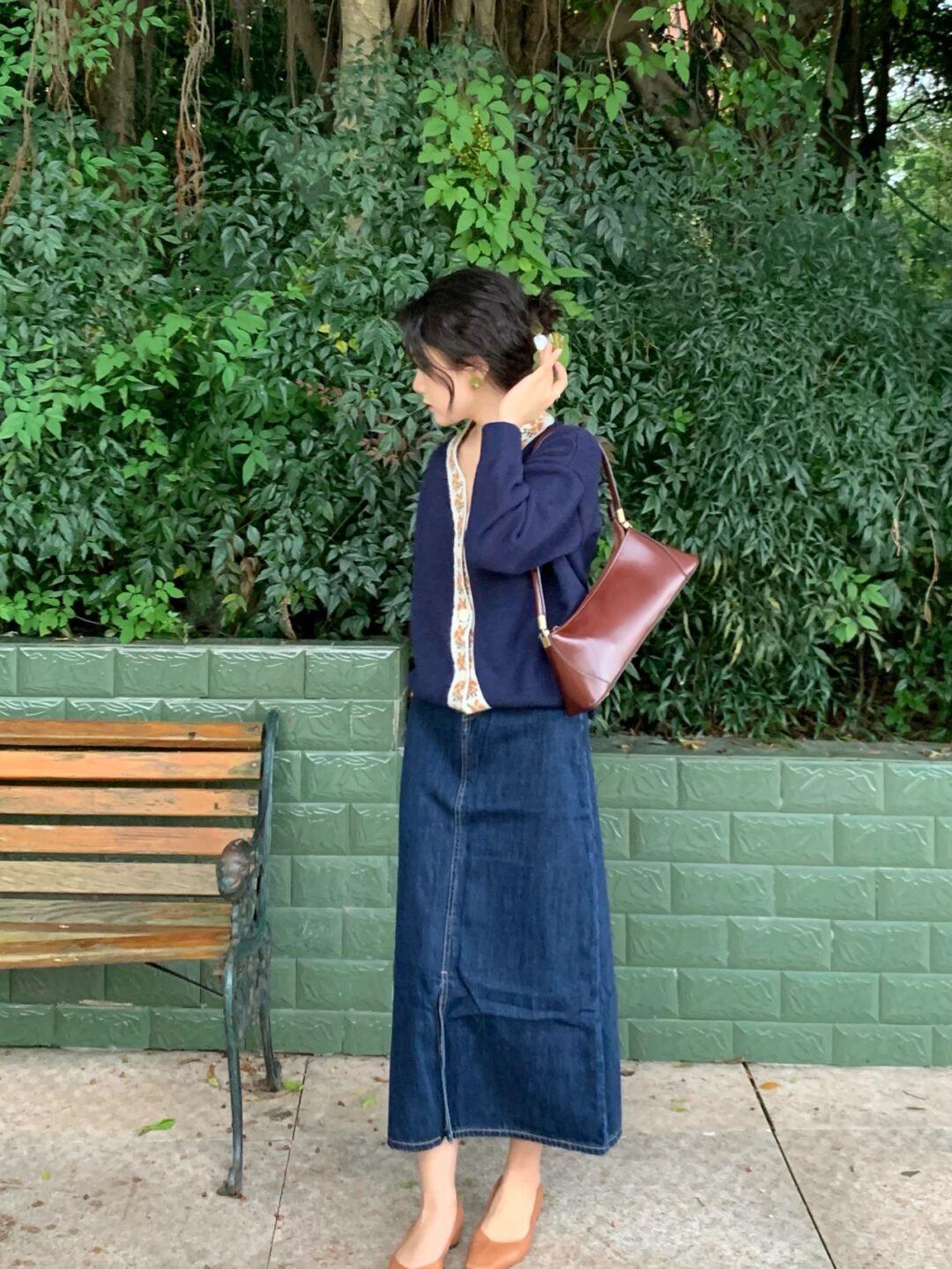 黑色|普通人也适合穿的风格,棕色衬衫+黑色牛仔裤,保暖又时尚!