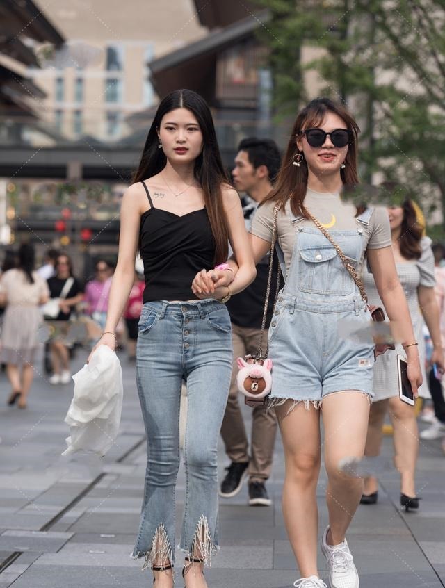 风范 两个女孩的气质不同,穿衣款式也就不相同,身材极棒!