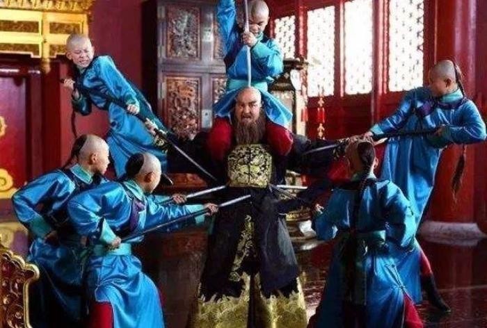 脱掉|康熙要杀死鳌拜,鳌拜当面脱掉上衣,康熙看后,捂着眼不敢杀他